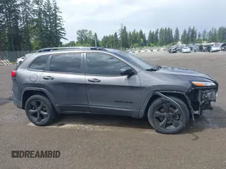 2018 Jeep Cherokee Latitude z VIN 1C4PJMCBXJD601328, wystawiony jako IAAI lot #42303389 z przebiegiem 98 288 mil mil oraz . Historia ofert i sprzedaży dostępna na DreamBid. Obrazek 14.