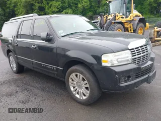 2011 Lincoln Navigator z VIN 5LMJJ3J58BEJ03744, wystawiony jako IAAI lot #42534796 z przebiegiem 176 693 mil mil oraz . Historia ofert i sprzedaży dostępna na DreamBid. Obrazek 1.