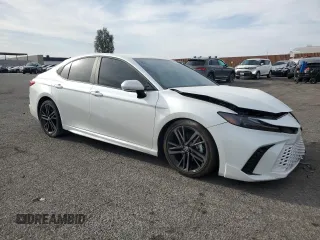 2025 Toyota Camry LE z VIN 4T1DAACK9SU016805, wystawiony jako Copart lot #51182295 z przebiegiem 9 937 mil mil oraz Szkoda całkowita • Salvage title. Historia ofert i sprzedaży dostępna na DreamBid. Obrazek 4.