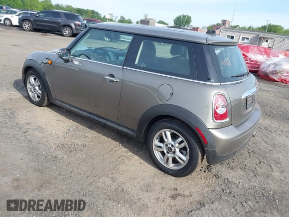 2013 MINI Hardtop z VIN WMWSU3C5XDT685745, wystawiony jako IAAI lot #42300577 z przebiegiem 112 804 mil mil oraz . Historia ofert i sprzedaży dostępna na DreamBid. Obrazek 3.