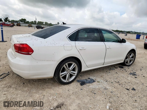 2014 Volkswagen Passat SE z VIN 1VWBN7A38EC076113, wystawiony jako Copart lot #64878365 z przebiegiem 162 833 mil mil oraz Czysty tytuł • Clean title. Historia ofert i sprzedaży dostępna na DreamBid. Obrazek 3.