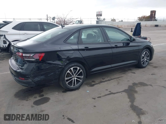 2024 Volkswagen Jetta Sport z VIN 3VWBM7BU0RM050426, wystawiony jako IAAI lot #42213683 z przebiegiem 29 940 mil mil oraz . Historia ofert i sprzedaży dostępna na DreamBid. Obrazek 4.