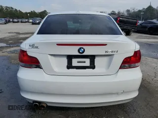 2011 BMW 1 Series 128i z VIN WBAUP7C51BVP21668, wystawiony jako Copart lot #46258635 z przebiegiem 111 911 mil mil oraz Szkody całkowita. Historia ofert i sprzedaży dostępna na DreamBid. Obrazek 6.