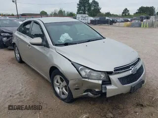 2014 Chevrolet Cruze 2LT z VIN 1G1PE5SB7E7131820, wystawiony jako IAAI lot #41841107 z przebiegiem 185 277 mil mil oraz . Historia ofert i sprzedaży dostępna na DreamBid. Obrazek 1.