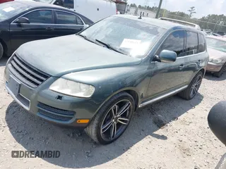 2004 Volkswagen Touareg z VIN WVGCM77L24D061029, wystawiony jako IAAI lot #42196634 z przebiegiem 221 240 mil mil oraz . Historia ofert i sprzedaży dostępna na DreamBid. Obrazek 2.