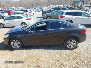 2013 Volvo S60 T5 Premier z VIN YV1612FS6D2207556, wystawiony jako IAAI lot #41895353 z przebiegiem 96 213 mil mil oraz . Historia ofert i sprzedaży dostępna na DreamBid. Obrazek 15.