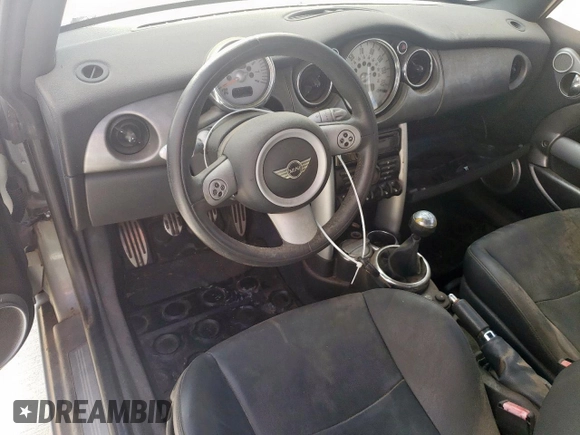 2005 MINI Convertible S z VIN WMWRH33475TF81146, wystawiony jako Copart lot #58586245 z przebiegiem Nie podano mil oraz Szkoda całkowita • Salvage title. Historia ofert i sprzedaży dostępna na DreamBid. Obrazek 8.