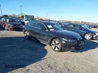 2024 BMW i4 eDrive35 z VIN WBY43AW06RFT21460, wystawiony jako IAAI lot #40789909 z przebiegiem 17 025 mil mil oraz . Historia ofert i sprzedaży dostępna na DreamBid. Obrazek 1.