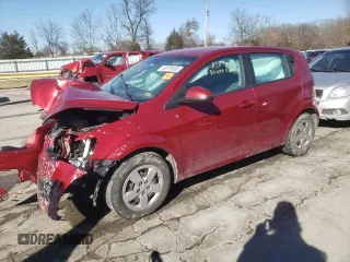 2013 Chevrolet Sonic LS z VIN 1G1JA6SH3D4121037, wystawiony jako Copart lot #45975555 z przebiegiem 66 735 mil mil oraz Szkoda całkowita • Salvage title. Historia ofert i sprzedaży dostępna na DreamBid. Obrazek 1.