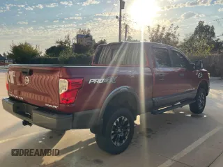 2016 Nissan Titan SL z VIN 1N6BA1F40GN516889, wystawiony jako Copart lot #54151745 z przebiegiem 124 664 mil mil oraz Czysty tytuł • Clean title. Historia ofert i sprzedaży dostępna na DreamBid. Obrazek 4.