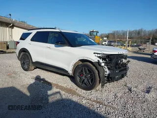 2025 Ford Explorer ST z VIN 1FMWK8GC9SGA40313, wystawiony jako IAAI lot #41931242 z przebiegiem 9 279 mil mil oraz . Historia ofert i sprzedaży dostępna na DreamBid. Obrazek 1.