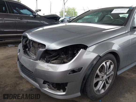 2013 Mercedes-Benz C 250 z VIN WDDGJ4HB7DG068579, wystawiony jako IAAI lot #42179847 z przebiegiem 117 575 mil mil oraz . Historia ofert i sprzedaży dostępna na DreamBid. Obrazek 6.