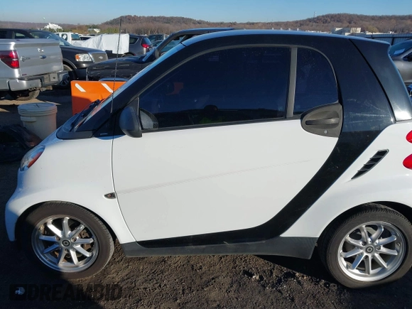 2009 Smart fortwo Pure z VIN WMEEJ31X99K292492, wystawiony jako IAAI lot #41029051 z przebiegiem 57 741 mil mil oraz . Historia ofert i sprzedaży dostępna na DreamBid. Obrazek 14.
