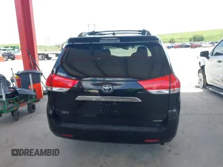 2014 Toyota Sienna XLE z VIN 5TDYK3DC2ES423847, wystawiony jako IAAI lot #40001988 z przebiegiem 130 731 mil mil oraz . Historia ofert i sprzedaży dostępna na DreamBid. Obrazek 16.