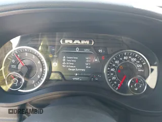 2025 Ram 1500 Big Horn z VIN 1C6SRFFP9SN581193, wystawiony jako IAAI lot #41874738 z przebiegiem 27 347 mil mil oraz . Historia ofert i sprzedaży dostępna na DreamBid. Obrazek 7.