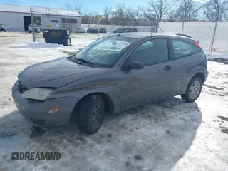 2007 Ford Focus S z VIN 1FAHP31N87W243692, wystawiony jako IAAI lot #41312958 z przebiegiem 184 717 mil mil oraz . Historia ofert i sprzedaży dostępna na DreamBid. Obrazek 2.
