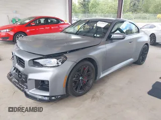 2024 BMW M2 z VIN 3MF13DM08R8E83248, wystawiony jako IAAI lot #42272913 z przebiegiem 4 647 mil mil oraz . Historia ofert i sprzedaży dostępna na DreamBid. Obrazek 2.