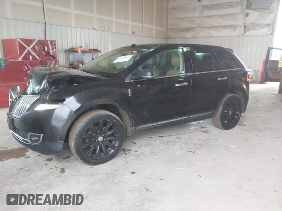 2013 Lincoln MKX z VIN 2LMDJ8JK0DBL27516, wystawiony jako IAAI lot #41468582 z przebiegiem 107 871 mil mil oraz . Historia ofert i sprzedaży dostępna na DreamBid. Obrazek 2.