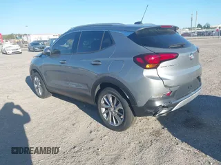 2023 Buick Encore GX Essence z VIN KL4MMFSL5PB124516, wystawiony jako IAAI lot #41293629 z przebiegiem 7 412 mil mil oraz . Historia ofert i sprzedaży dostępna na DreamBid. Obrazek 3.