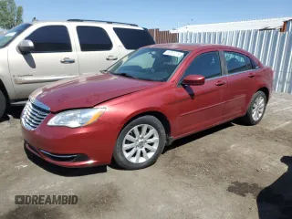 2013 Chrysler 200 Touring z VIN 1C3CCBBG1DN678408, wystawiony jako Copart lot #59057275 z przebiegiem 128 351 mil mil oraz Czysty tytuł • Clean title. Historia ofert i sprzedaży dostępna na DreamBid. Obrazek 1.