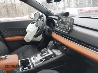 2024 Mitsubishi Outlander SEL z VIN JA4J4WA89RZ056649, wystawiony jako IAAI lot #41715013 z przebiegiem 7 835 mil mil oraz . Historia ofert i sprzedaży dostępna na DreamBid. Obrazek 5.