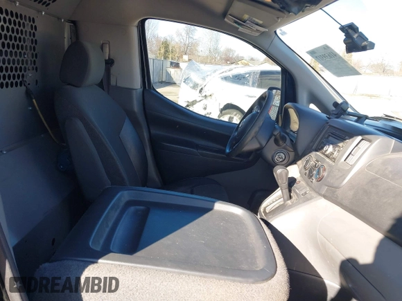 2016 Nissan NV200 S z VIN 3N6CM0KN2GK701438, wystawiony jako IAAI lot #41639317 z przebiegiem 178 280 mil mil oraz . Historia ofert i sprzedaży dostępna na DreamBid. Obrazek 5.