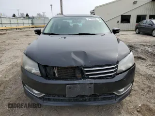 2015 Volkswagen Passat Sport z VIN 1VWBT7A36FC081110, wystawiony jako Copart lot #51489835 z przebiegiem 211 476 mil mil oraz Czysty tytuł • Clean title. Historia ofert i sprzedaży dostępna na DreamBid. Obrazek 5.