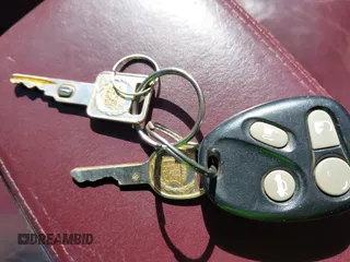 1998 Cadillac DeVille z VIN 1G6KD54Y8WU713369, wystawiony jako IAAI lot #41740945 z przebiegiem 149 384 mil mil oraz . Historia ofert i sprzedaży dostępna na DreamBid. Obrazek 11.