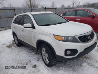 2013 Kia Sorento EX with VIN 5XYKU3A20DG325830, listed as a IAAI auction lot 41350790 with 98,093 mi miles and . Bid and sale history available at carsss.com. Image 1.