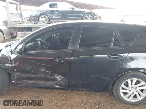 2012 Mazda 3 i Grand Touring z VIN JM1BL1M85C1608634, wystawiony jako IAAI lot #42213183 z przebiegiem 67 114 mil mil oraz . Historia ofert i sprzedaży dostępna na DreamBid. Obrazek 14.