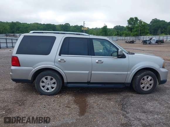 2005 Lincoln Navigator Luxury with VIN 5LMFU27585LJ15553, listed as a IAAI auction lot 42090461 with 243,871 mi miles. Bid and sale history available at carsss.com. Image 17.