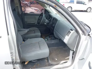 2005 Dodge Dakota ST z VIN 1D7HW28N25S139898, wystawiony jako IAAI lot #42358982 z przebiegiem 81 139 mil mil oraz . Historia ofert i sprzedaży dostępna na DreamBid. Obrazek 5.