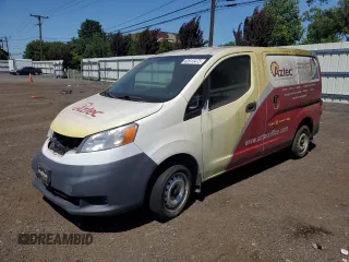 2015 Nissan NV200 SV z VIN 3N6CM0KN3FK711720, wystawiony jako Copart lot #62013475 z przebiegiem Nie podano mil oraz Czysty tytuł • Clean title. Historia ofert i sprzedaży dostępna na DreamBid. Obrazek 1.