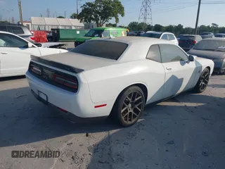 2016 Dodge Challenger R/T Scat Pack z VIN 2C3CDZFJ5GH289781, wystawiony jako IAAI lot #42098014 z przebiegiem Nie podano mil oraz . Historia ofert i sprzedaży dostępna na DreamBid. Obrazek 4.