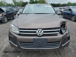 2013 Volkswagen Touareg Lux z VIN WVGEF9BP6DD010285, wystawiony jako Copart lot #54008285 z przebiegiem 172 257 mil mil oraz Czysty tytuł • Clean title. Historia ofert i sprzedaży dostępna na DreamBid. Obrazek 5.