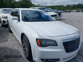 2014 Chrysler 300 S z VIN 2C3CCABG6EH140730, wystawiony jako IAAI lot #42168434 z przebiegiem 131 567 mil mil oraz . Historia ofert i sprzedaży dostępna na DreamBid. Obrazek 1.