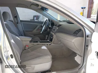 2011 Toyota Camry LE z VIN 4T1BF3EK3BU231811, wystawiony jako IAAI lot #41948136 z przebiegiem 133 722 mil mil oraz . Historia ofert i sprzedaży dostępna na DreamBid. Obrazek 5.