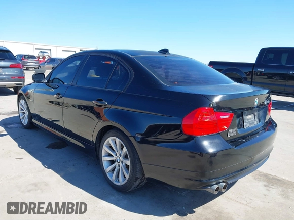 2011 BMW 3 Series 328i z VIN WBAPH5G52BNM80258, wystawiony jako IAAI lot #41763247 z przebiegiem 104 346 mil mil oraz . Historia ofert i sprzedaży dostępna na DreamBid. Obrazek 3.