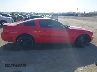 2007 Ford Mustang Deluxe z VIN 1ZVFT80N875370716, wystawiony jako IAAI lot #42006779 z przebiegiem 149 895 mil mil oraz . Historia ofert i sprzedaży dostępna na DreamBid. Obrazek 13.