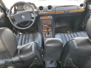 1984 Mercedes-Benz 300 D с VIN WDBAB33A2EA034753, выставлен на аукционе Copart как лот 61304335 с пробегом 172 402 миль миль и Чистый • Clean title. История ставок и продаж доступна на DreamBid. Изображение 8.