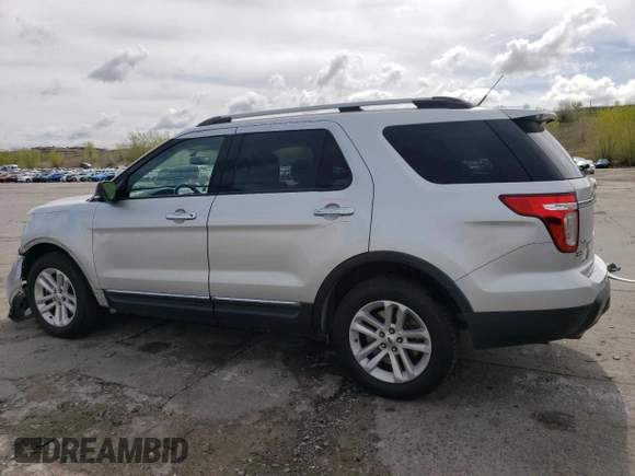 2014 Ford Explorer XLT z VIN 1FM5K8D89EGA22717, wystawiony jako Copart lot #54754805 z przebiegiem 128 773 mil mil oraz Szkody całkowita. Historia ofert i sprzedaży dostępna na DreamBid. Obrazek 2.