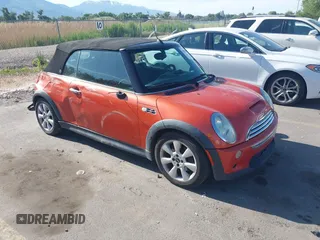 2005 MINI Convertible S z VIN WMWRH33525TF83816, wystawiony jako IAAI lot #42359592 z przebiegiem 137 013 mil mil oraz . Historia ofert i sprzedaży dostępna na DreamBid. Obrazek 1.