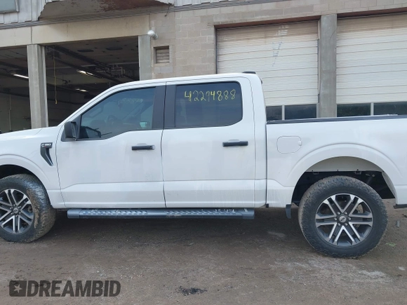 2022 Ford F-150 XL z VIN 1FTEW1EP1NKE50669, wystawiony jako IAAI lot #42294888 z przebiegiem 77 191 mil mil oraz . Historia ofert i sprzedaży dostępna na DreamBid. Obrazek 14.