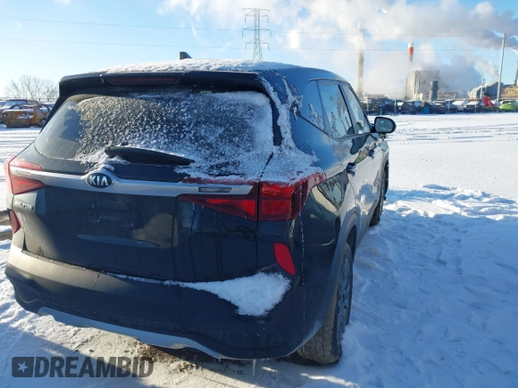 2021 Kia Seltos LX z VIN KNDEPCAAXM7104888, wystawiony jako IAAI lot #41598172 z przebiegiem 51 571 mil mil oraz . Historia ofert i sprzedaży dostępna na DreamBid. Obrazek 4.