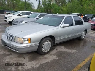 1999 Cadillac DeVille z VIN 1G6KD54Y6XU734741, wystawiony jako IAAI lot #42121114 z przebiegiem 152 829 mil mil oraz . Historia ofert i sprzedaży dostępna na DreamBid. Obrazek 2.
