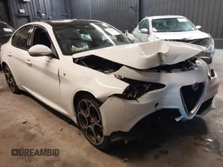 2022 Alfa Romeo Giulia Veloce z VIN ZARFANBN8N7661843, wystawiony jako IAAI lot #41118693 z przebiegiem 35 935 mil mil oraz . Historia ofert i sprzedaży dostępna na DreamBid. Obrazek 1.