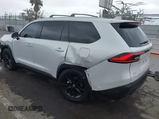 2024 Toyota Highlander XLE z VIN 5TDAAAB50RS068275, wystawiony jako IAAI lot #42437588 z przebiegiem 5 878 mil mil oraz . Historia ofert i sprzedaży dostępna na DreamBid. Obrazek 3.