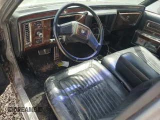 1991 Cadillac Brougham z VIN 1G6DW54E6MR718286, wystawiony jako Copart lot #54732145 z przebiegiem Nie podano mil oraz Tytuł czysty. Historia ofert i sprzedaży dostępna na DreamBid. Obrazek 8.