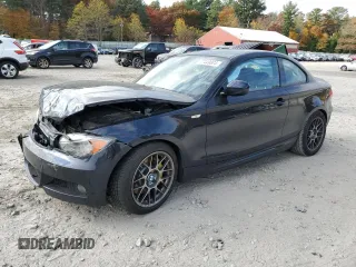 2013 BMW 1 Series 128i z VIN WBAUP9C57DVF46781, wystawiony jako Copart lot #77449004 z przebiegiem 98 551 mil mil oraz Czysty tytuł • Clean title. Historia ofert i sprzedaży dostępna na DreamBid. Obrazek 1.