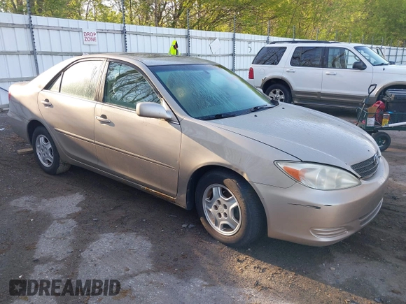 2003 Toyota Camry LE z VIN 4T1BF32K03U562089, wystawiony jako IAAI lot #42213639 z przebiegiem 281 054 mil mil oraz . Historia ofert i sprzedaży dostępna na DreamBid. Obrazek 1.